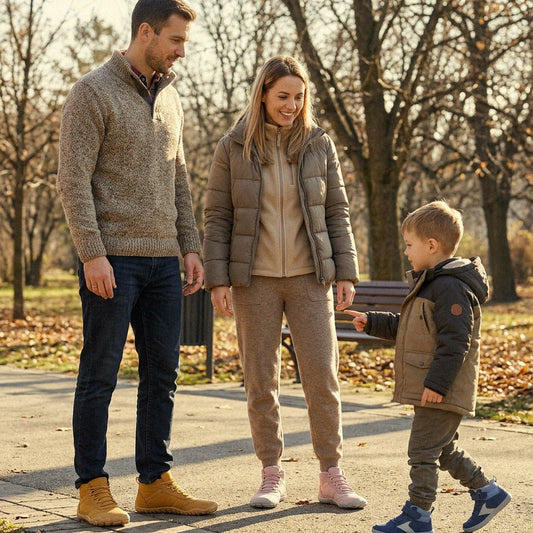 Familia con botas barefoot de invierno durante un paseo invernal