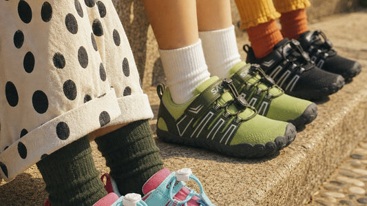 Niños con zapatos barefoot que permiten el movimiento natural de los pies