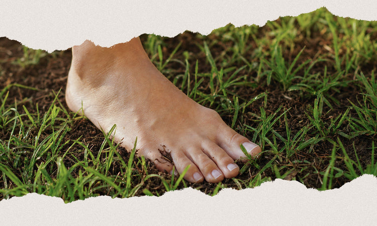Pies descalzos sobre la hierba, reconectando el cuerpo con el movimiento natural y la sensación del suelo.
